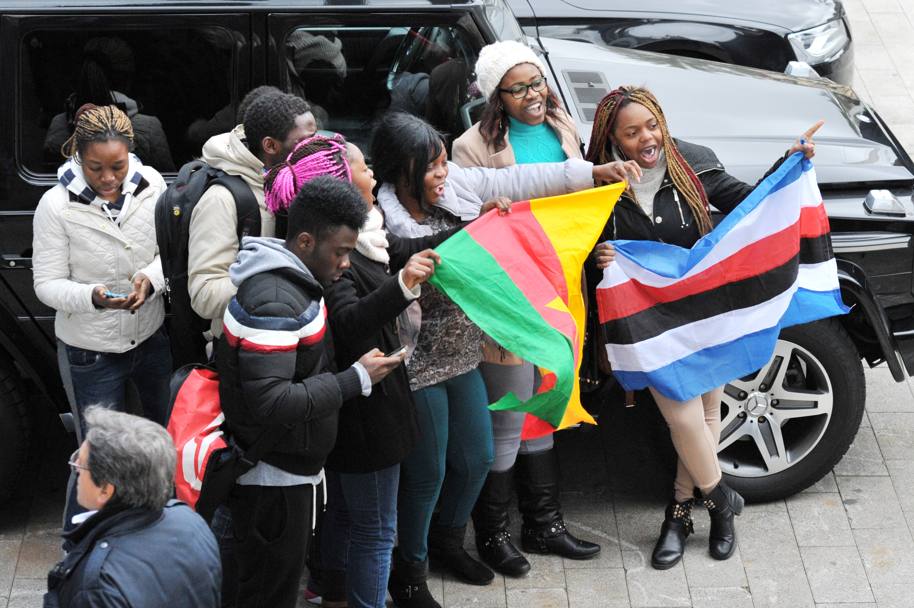 Alcuni fan camerunesi fanno festa per la presentazione di Eto&#39;o (LaPresse)